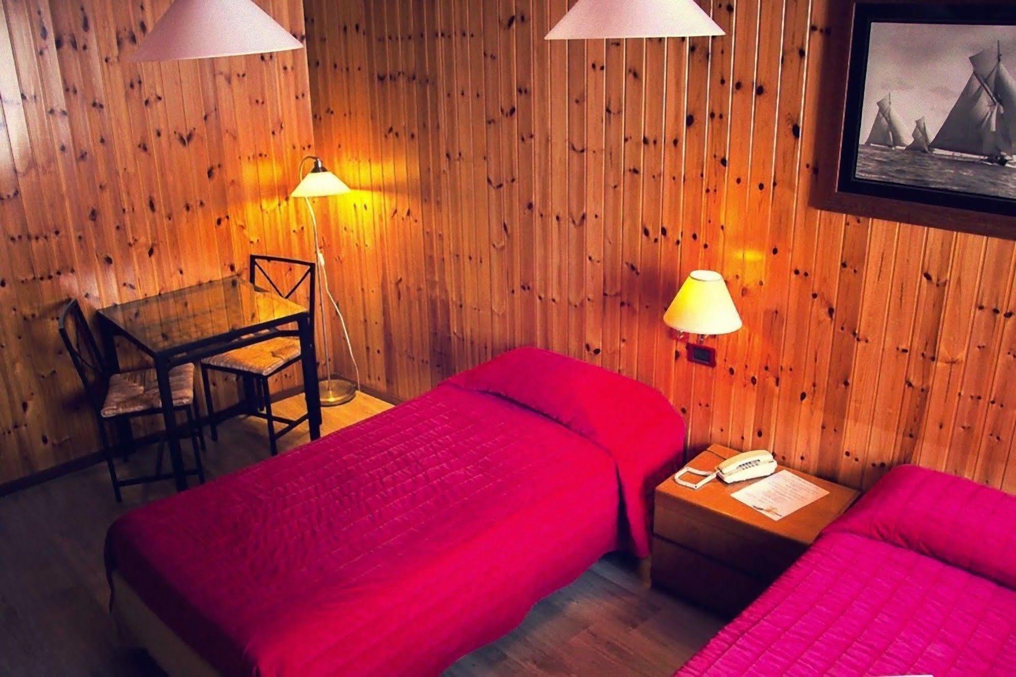 Hotel Ristorante La Perla Varallo Pombia Εξωτερικό φωτογραφία