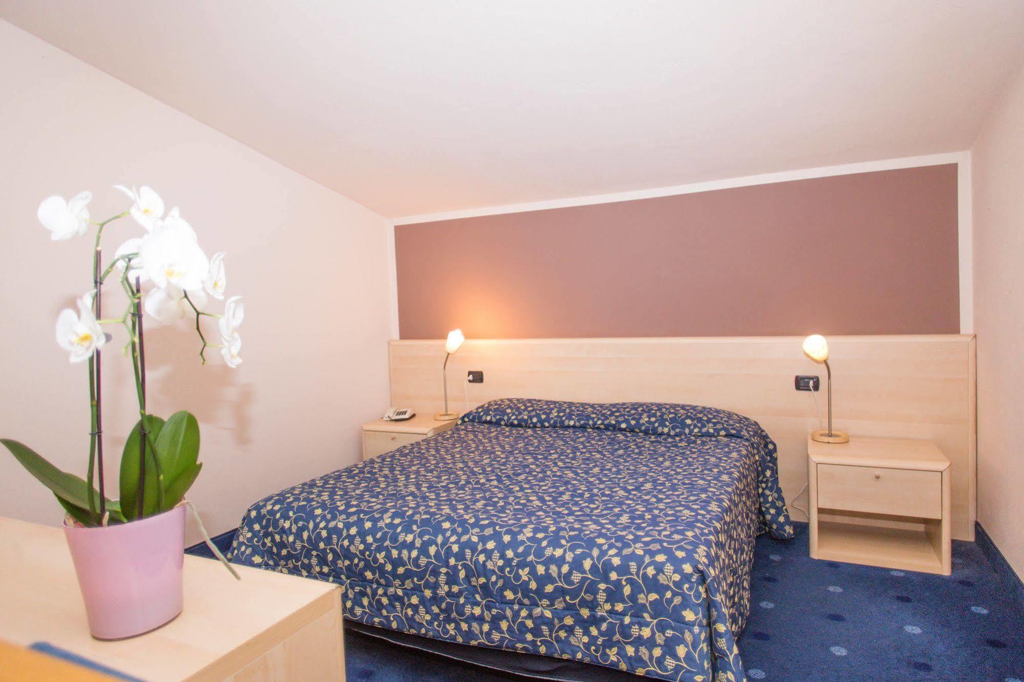 Hotel Ristorante La Perla Varallo Pombia Εξωτερικό φωτογραφία