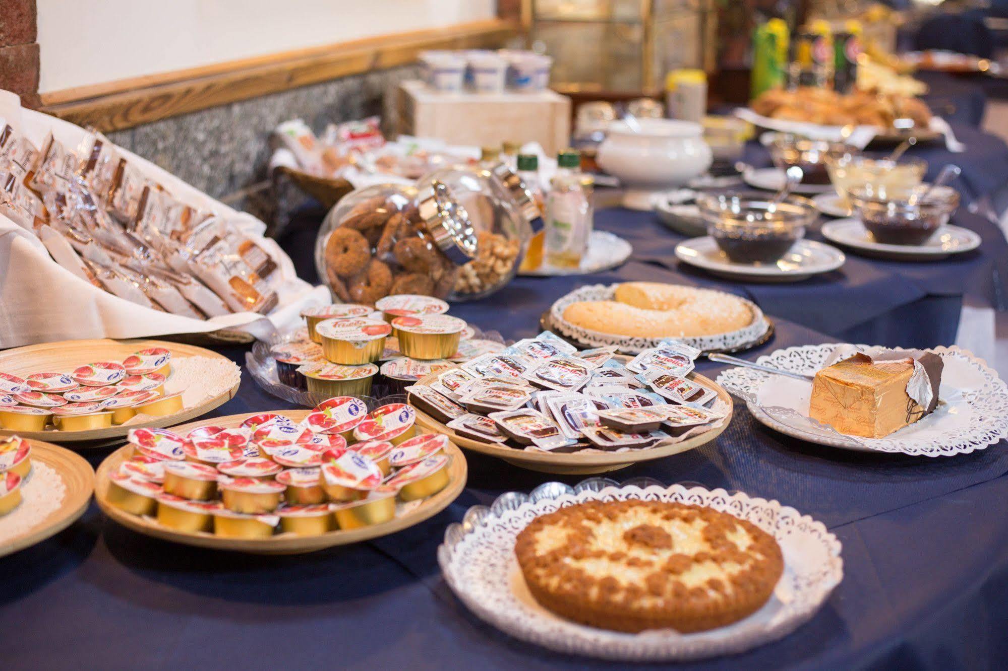 Hotel Ristorante La Perla Varallo Pombia Εξωτερικό φωτογραφία