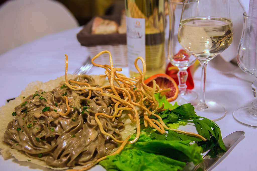 Hotel Ristorante La Perla Varallo Pombia Εστιατόριο φωτογραφία